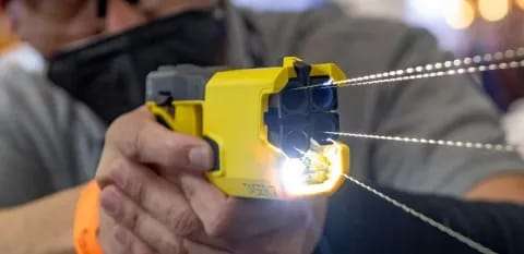 La Policía de Corrientes podría incorporar armas no letales, como pistolas Taser, en un futuro próximo